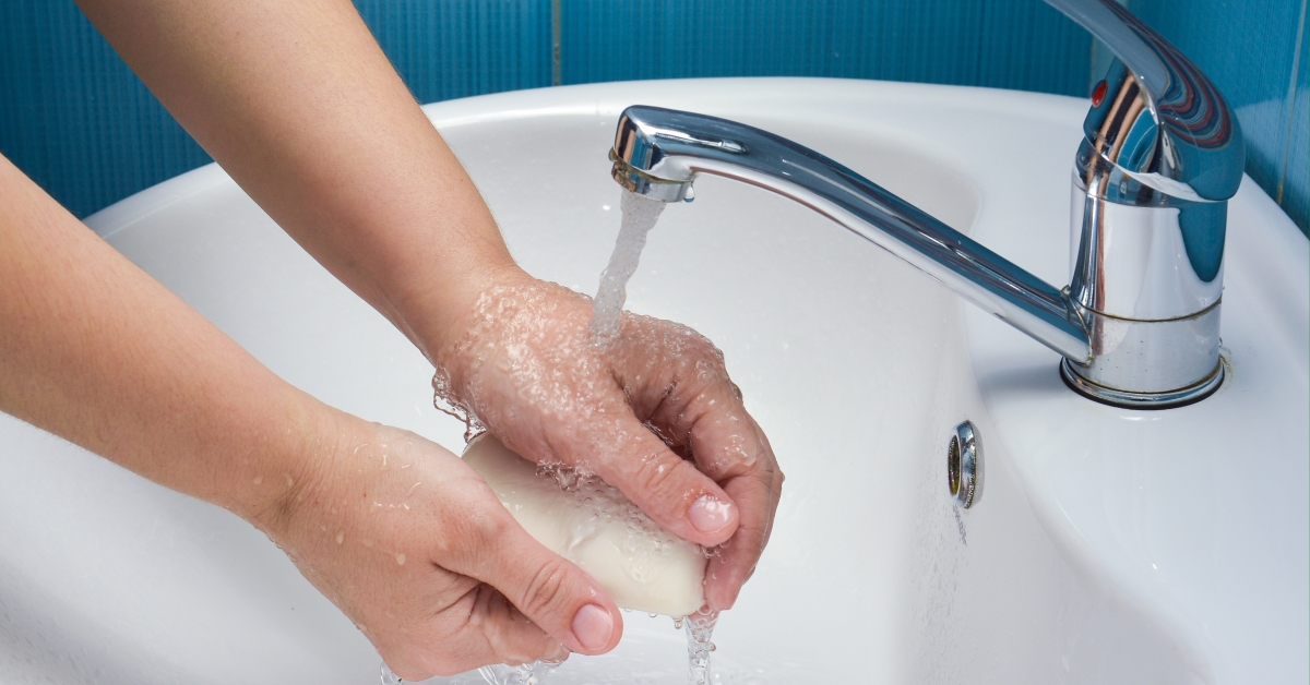 I wash hands before a meal. Моем руки. Дополнительный шланг в ванной для мытья рук. Wash hands before eating. Мыть руки на улице приспособления.